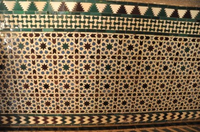 Tile wall with intricate lines forming 8-sided stars