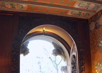 Entry into the Casa Lleo Morera, guarded by attack parrots